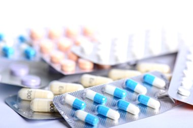 Tablet. Beyaz bir arka plan hapları. İzole. Hapları binadan. Eczane. Tıbbi geçmişi. Tıp. Kapsül. Yakın çekim 