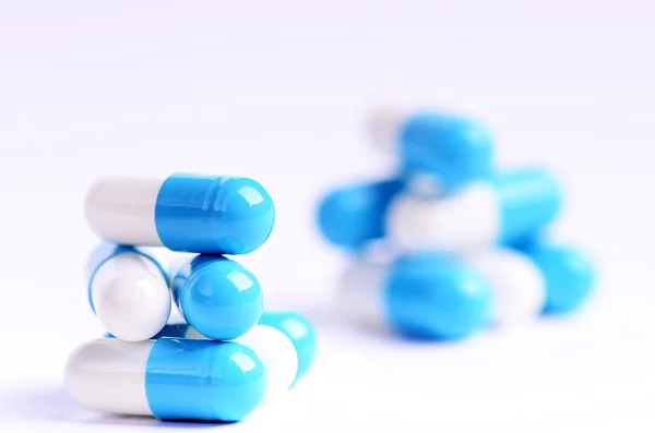 Tabletten. Pillen op een witte achtergrond. Geïsoleerd. Gebouw van de pillen. Apotheek. Medische achtergrond. Geneeskunde. Capsule. Close-up — Stockfoto