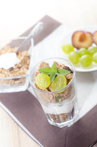 Müsli im Glas und Minze, Obst — Stockfoto