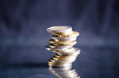 Euro para. Paraları bir cam yansıması ile karanlık bir arka plan üzerinde yalıtılır. Avrupa para birimi. Bakiye para. Paralar binadan. 