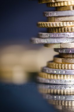 Euro para. Paraları bir cam yansıması ile karanlık bir arka plan üzerinde yalıtılır. Avrupa para birimi. Bakiye para. Paralar binadan. 