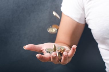 Euro para. Paralar karanlık bir arka plan üzerinde yalıtılır. Avrupa para birimi. Paranın.