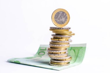 Binaların tepesinde Euro para sikke olduğunu. Euro banknot kökenli. İzole. Para birimi