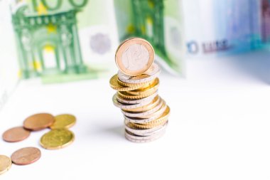 Binaların tepesinde Euro para sikke olduğunu. Euro banknot kökenli. İzole. Para birimi