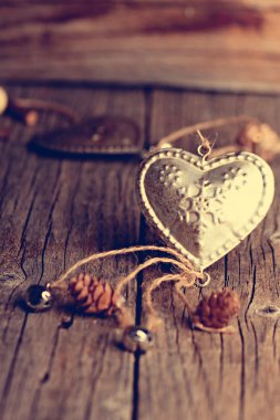 Gümüş kalp süslemeleri ile ahşap bir masaya. Sevgililer günü. Seviyorum. Doğal bir arka plan üzerinde hediye. 