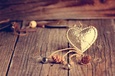 Gümüş kalp süslemeleri ile ahşap bir masaya. Sevgililer günü. Seviyorum. Doğal bir arka plan üzerinde hediye. 