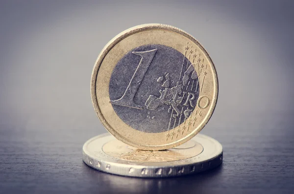 Euron pengar. Mynt är isolerade på en mörk bakgrund. Valutan i Europa. Balans av pengar. Byggnad från mynt. — Stockfoto