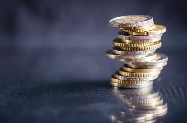 Euro para. Paraları bir cam yansıması ile karanlık bir arka plan üzerinde yalıtılır. Avrupa para birimi. Bakiye para. Paralar binadan. 