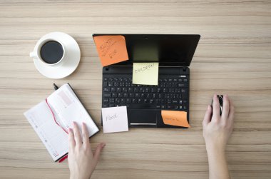 Defter kahve ve kadının bir fare el. Ahşap masa arka plan ve güneş ışığı gibi. Ev ödevi ile etiket. Teknoloji ve insan. İş adamları. 