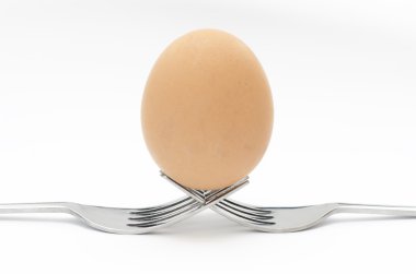 çatal ve beyaz arka plan üzerinde yumurta 