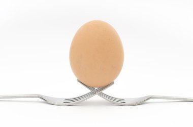 çatal ve beyaz arka plan üzerinde yumurta 