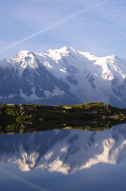      yansıma gölde. Dağlar