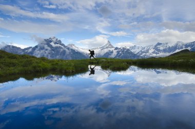      yansıma gölde. Dağlar