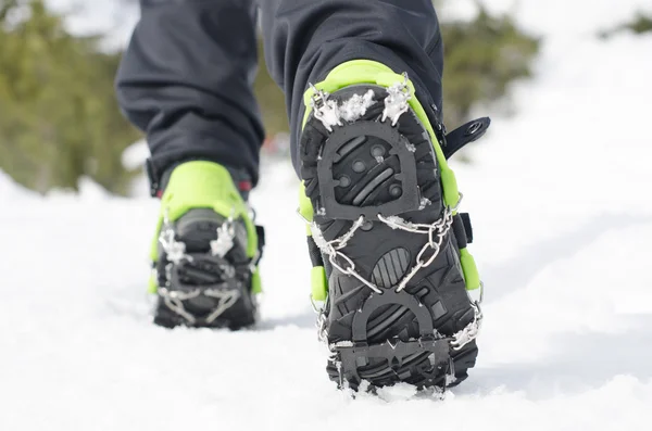 Buz üzerinde bir kar arka plan için ekipman ile yürüyüş botları. Kış dağlar. Güneş ışığı. Mevsim spor. Uzun yürüyüşe çıkan kimse ve Tırmanma ve turizm için Araçlar