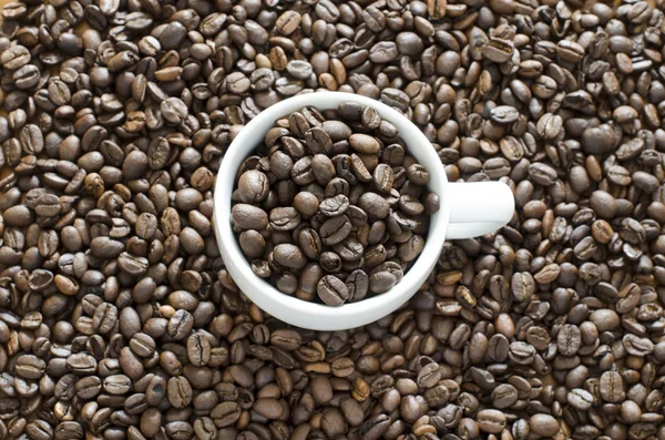 一杯のコーヒーと豆から背景 — ストック写真