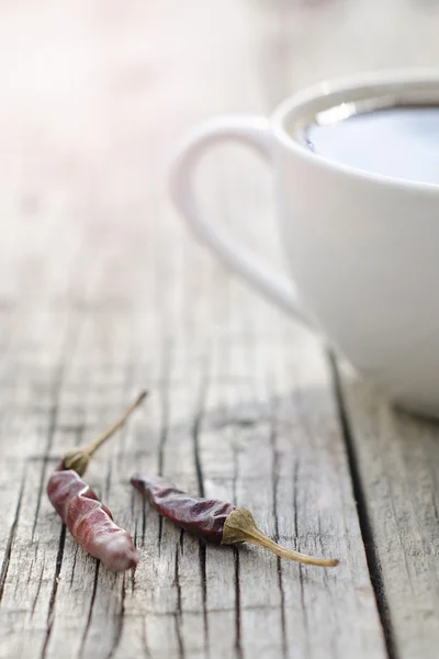 Fincan kahve ve biber, çikolata, gözlük ve gazete