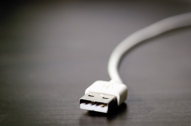 USB, jack, karanlık bir arka plan üzerinde şarj kabloları. Kablo konektörü. Teknoloji. 