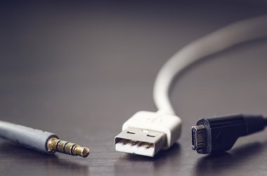 USB, jack, karanlık bir arka plan üzerinde şarj kabloları. Kablo konektörü. Teknoloji. 