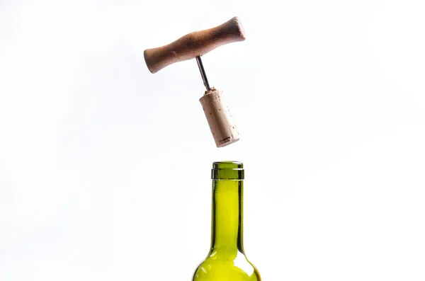 Het openen van een fles wijn met een kurkentrekker op een witte achtergrond. Wijnfles met stoom. Levitatie van kurkentrekker. Geïsoleerd. — Stockfoto
