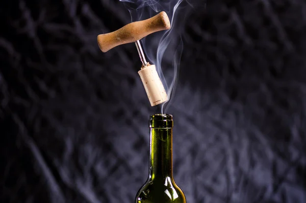 Das Öffnen einer Weinflasche mit einem Korkenzieher auf goldenem Grund. Weinflasche mit Dampf. Levitation des Korkenziehers. isoliert. — Stockfoto