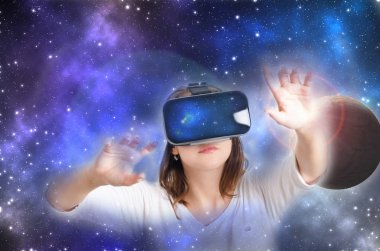 Çift pozlama. Sanal gerçeklik kadınla yalan bir halı üzerinde koruyucu gözlük. Studio kadın göstermek bir jest. 