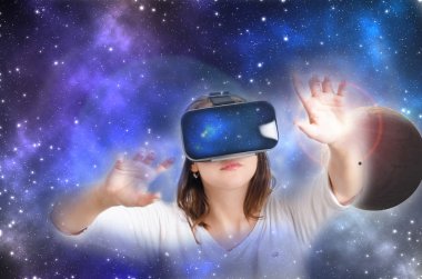 Çift pozlama. Sanal gerçeklik kadınla yalan bir halı üzerinde koruyucu gözlük. Studio kadın göstermek bir jest. 