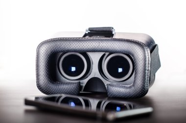 Sanal gerçeklik bir tablo ve beyaz arka plan üzerinde gözlükler. Teknolojik altyapı. 