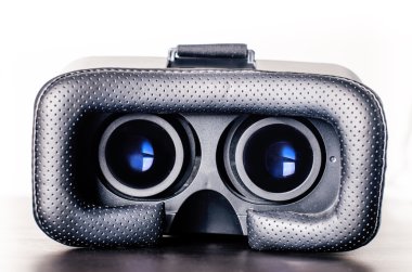 Sanal gerçeklik bir tablo ve beyaz arka plan üzerinde gözlükler. Teknolojik altyapı. 