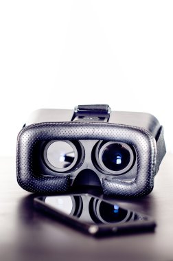 Sanal gerçeklik bir tablo ve beyaz arka plan üzerinde gözlükler. Teknolojik altyapı. 