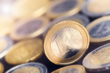 Euro para. Paralar karanlık bir arka plan üzerinde yalıtılır. Avrupa para birimi. Bakiye para. Paralar binadan. 