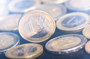 Euro para. Paralar karanlık bir arka plan üzerinde yalıtılır. Avrupa para birimi. Bakiye para. Jeton değerleri 1 ve 2 Euro. 