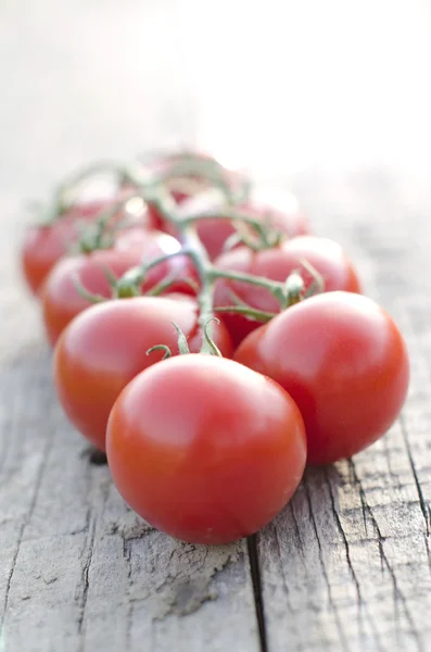 Tomates em uma mesa de madeira — Fotografia de Stock