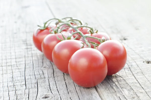 Tomaten auf einem Holztisch — Stockfoto