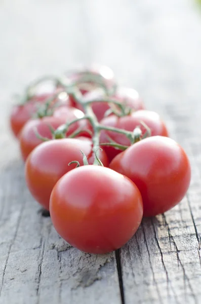 Tomaten auf einem Holztisch — Stockfoto
