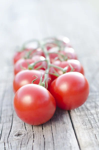 Tomaten auf einem Holztisch — Stockfoto