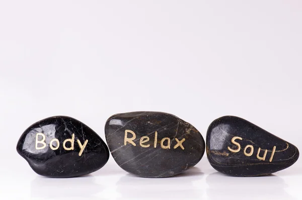 Trattamento della pietra. Pietre massaggianti nere isolate su fondo bianco. Pietre calde. Equilibrio. Zen come concetti. Pietre di basalto . — Foto Stock