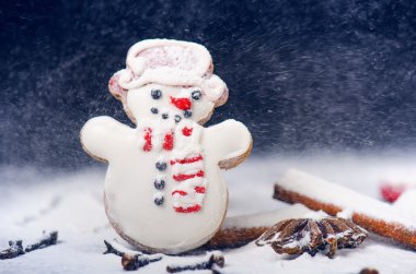 Noel dekorasyonu ve kurabiyeler. Fırtına ve rüzgarlı. Un ve baharatlar bir Noel karanlık bir arka plan üzerinde pişirme için. Kardan adam, yıldız, tarçın, kuyruklu yıldız. 