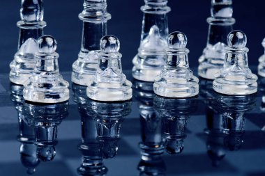 Satranç bussiness zafer kavramı. Satranç tahtası bir yansıması olarak satranç figürleri. 