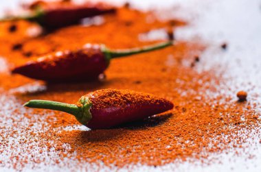 Soğuk, bir tahta kaşık baharatlı biber kırmızı. Bir tahta kaşık üzerine serin. Sebze. Sıcak yemek kavramı. 