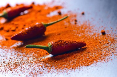 Soğuk, bir tahta kaşık baharatlı biber kırmızı. Bir tahta kaşık üzerine serin. Sebze. Sıcak yemek kavramı. 