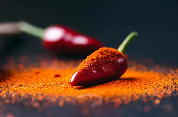 Red chilly pepers, pikante op een houten lepel. Kille op een houten lepel. Plantaardige. Concept van warm voedsel. — Stockfoto