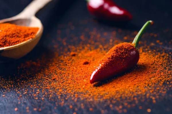 Soğuk, bir tahta kaşık baharatlı biber kırmızı. Bir tahta kaşık üzerine serin. Sebze. Sıcak yemek kavramı. 