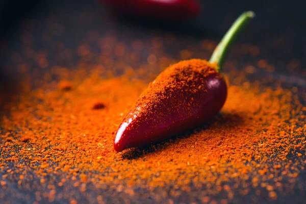 Poivrons rouges, épicés sur une cuillère en bois. Froid sur une cuillère en bois. Légumes. Concept de nourriture chaude . — Photo