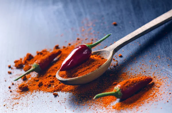 Red chilly pepers, pikante op een houten lepel. Kille op een houten lepel. Plantaardige. Concept van warm voedsel. — Stockfoto