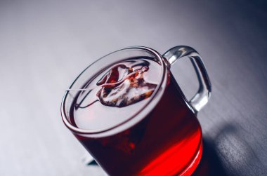 Fincan çay çay poşeti ile. Bir doğal, koyu arka plan üzerinde. Açık cam Kupası mı. 