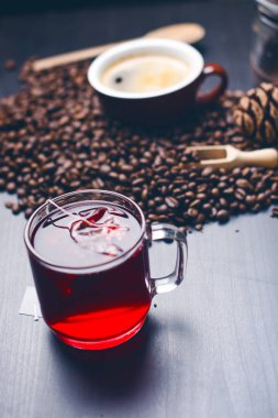 Fincan çay çay poşeti ile. Bir doğal, koyu arka plan üzerinde. Açık cam Kupası mı. 