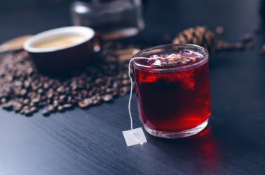 Fincan çay çay poşeti ile. Bir doğal, koyu arka plan üzerinde. Açık cam Kupası mı. 