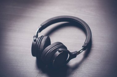 Karanlık bir arka plan üzerinde kulaklık. Müzik aksesuarları. Bluetooth kulaklık kablo olmadan. 