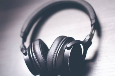 Karanlık bir arka plan üzerinde kulaklık. Müzik aksesuarları. Bluetooth kulaklık kablo olmadan. 