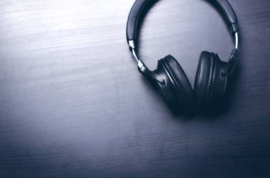 Karanlık bir arka plan üzerinde kulaklık. Müzik aksesuarları. Bluetooth kulaklık kablo olmadan. 